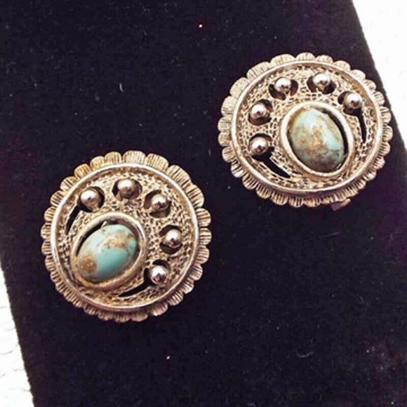 SARAH COVENTRY PAT. PEND. SILVERY FAUX TURQUOISE OVAL CAB CLIP EARRINGS 60 - Picture 1 of 3